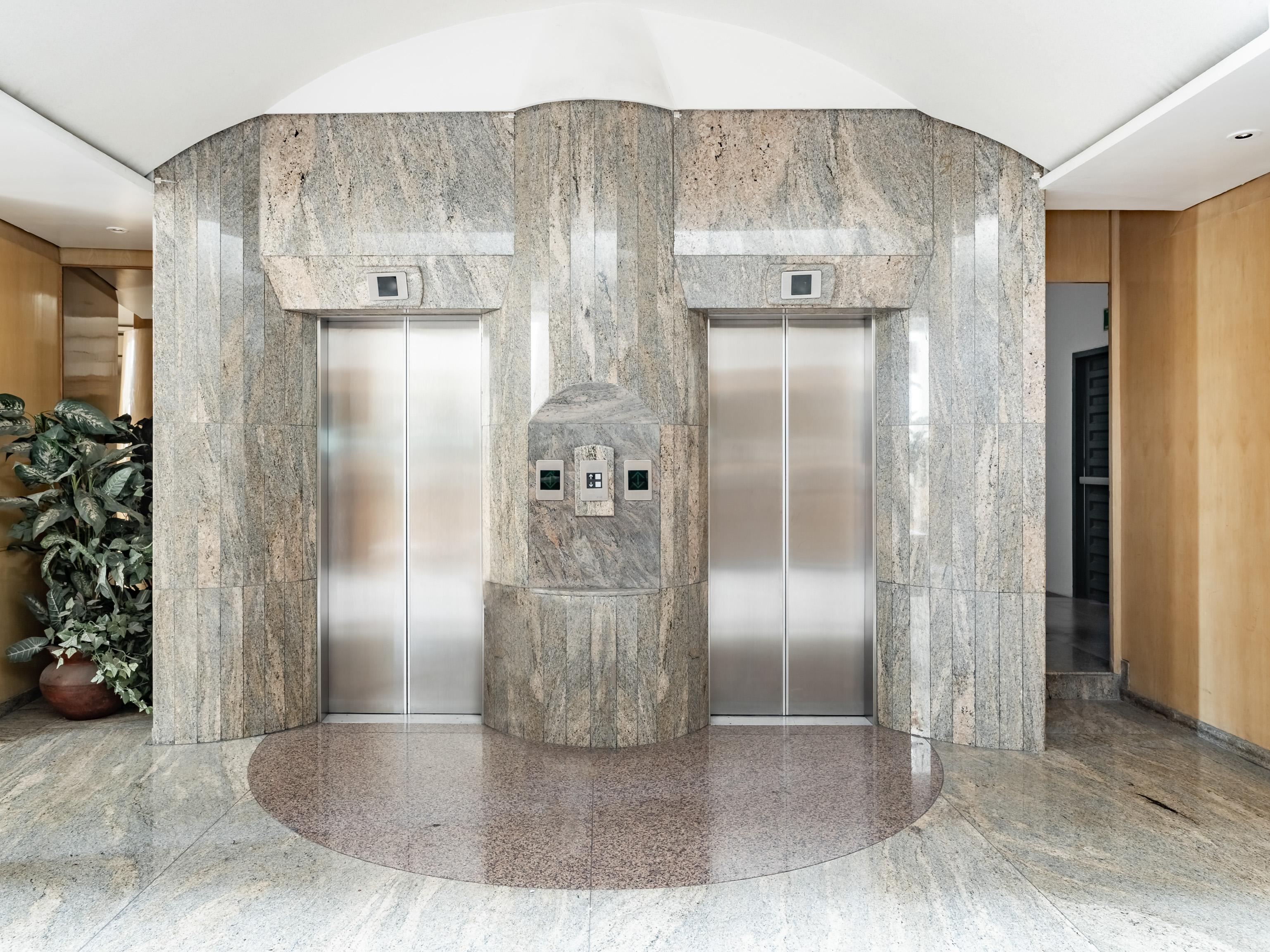 Capital O Andrade, Ciudad de México Exterior foto Elevators in a hotel